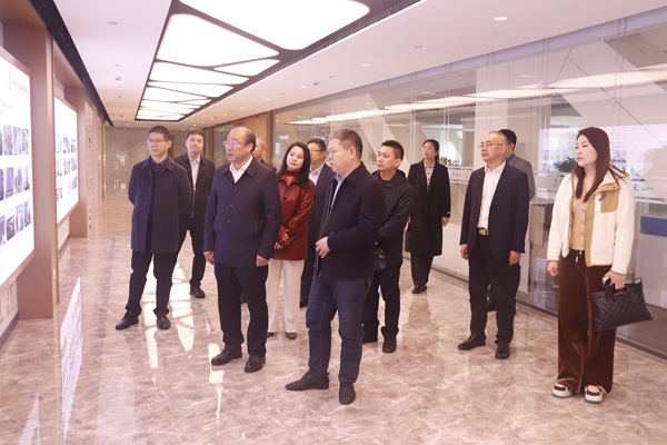 集团公司董事长祝建明陪同孙秘书长一行参观星空官方网页版长廊.jpg